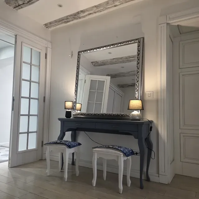 Ulaz u studio — konzola sa ogledalom