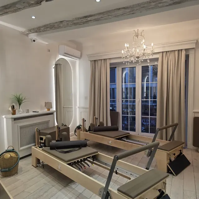 Sala sa reformerima i pogledom na ulicu