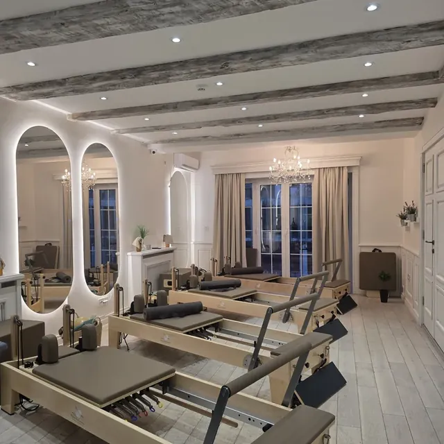 Sala sa reformerima i lučnim ogledalima