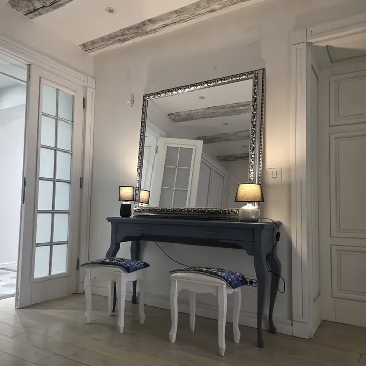 Instruktorka u studiju Atelje